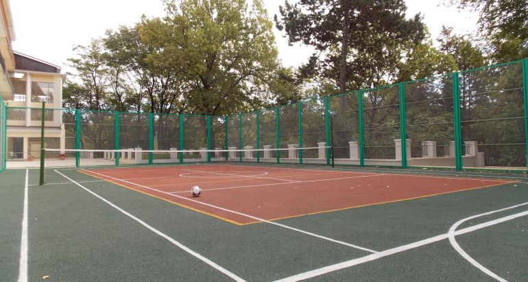 Универсальная спортивная площадка/теннисный корт